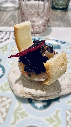 https://www.ragusanews.com/immagini_articoli/28-12-2021/1640701559-lo-chef-giuseppe-petrolo-all-osteria-tre-colli-di-scicli-foto-5-500.jpg