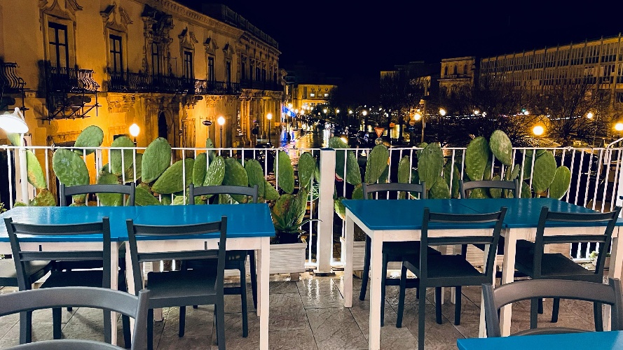 https://www.ragusanews.com/immagini_articoli/28-12-2021/1640701758-lo-chef-giuseppe-petrolo-all-osteria-tre-colli-di-scicli-foto-7-500.jpg