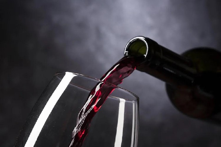 https://www.ragusanews.com/immagini_articoli/29-04-2020/vino-durante-la-dieta-si-puo-bere-500.jpg