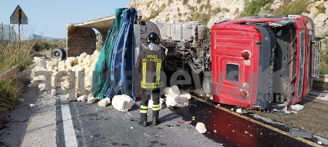 https://www.ragusanews.com/immagini_articoli/29-04-2024/si-ribalta-un-camion-a-ragusa-ferito-il-camionista-300.jpg