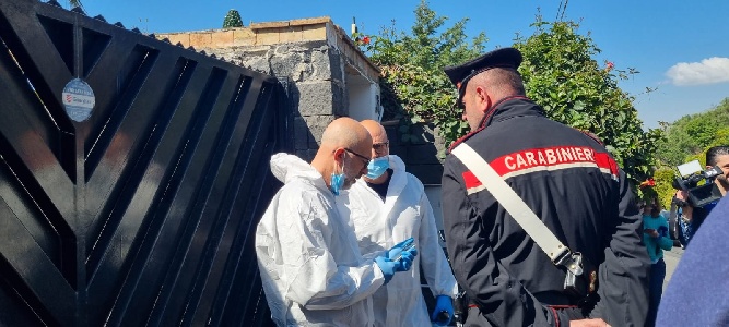 https://www.ragusanews.com/immagini_articoli/29-04-2025/1745918614-sparatoria-a-catania-padre-uccide-il-figlio-di-23-anni-durante-una-festa-e-ferisce-l-amico-3-300.jpg
