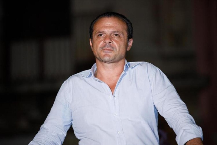 https://www.ragusanews.com/immagini_articoli/29-05-2023/cateno-de-luca-eletto-a-taormina-mamma-sono-sindaco-500.jpg