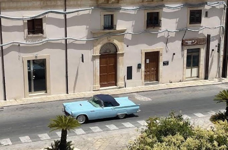 https://www.ragusanews.com/immagini_articoli/29-06-2022/una-ford-thunderbird-cabrio-a-scicli-500.jpg