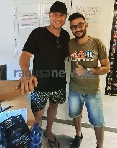 https://www.ragusanews.com/immagini_articoli/29-07-2022/1659096770-che-bello-stefano-accorsi-acquattato-in-attesa-di-top-gun-a-donnalucata-1-500.jpg