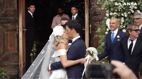 https://www.ragusanews.com/immagini_articoli/29-08-2022/nozze-federica-pellegrini-il-lungo-bacio-allo-sposo-matteo-video-300.jpg