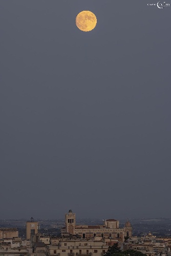 https://www.ragusanews.com/immagini_articoli/29-09-2023/la-luna-piena-di-settembre-su-ispica-500.jpg