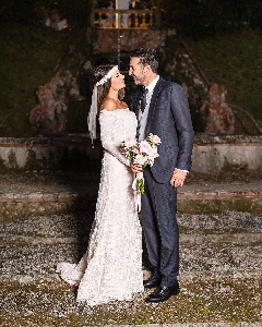 https://www.ragusanews.com/immagini_articoli/29-09-2024/1727629095-buffon-e-ilaria-d-amico-sposi-1-300.jpg