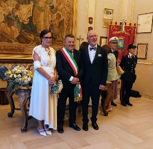 https://www.ragusanews.com/immagini_articoli/29-09-2024/1727634708-scicli-rosalba-e-rosario-sposi-1-300.jpg