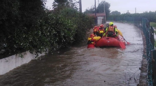 https://www.ragusanews.com/immagini_articoli/29-10-2021/ciclone-apollo-altro-salvataggio-in-canotto-un-uomo-e-il-suo-cane-video-280.jpg