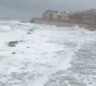 https://www.ragusanews.com/immagini_articoli/29-10-2021/ortigia-la-potenza-del-mare-in-tempesta-video-280.jpg