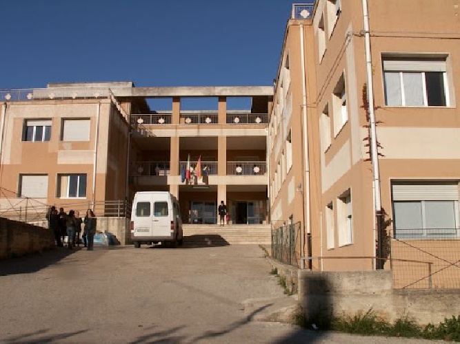 https://www.ragusanews.com/immagini_articoli/29-11-2021/chiuso-circolo-didattico-a-ragusa-in-seguito-a-focolaio-covid-500.jpg