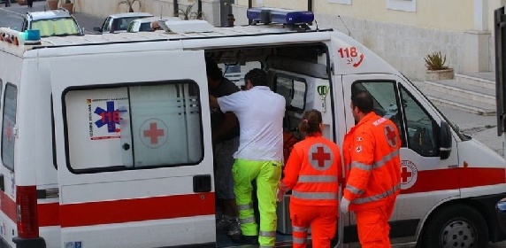 https://www.ragusanews.com/immagini_articoli/29-12-2021/muore-di-covid-parenti-danneggiano-ambualanza-e-picchiano-operatori-118-280.jpg