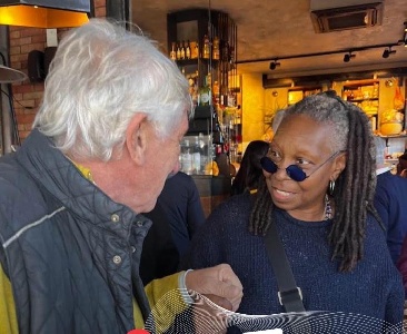 https://www.ragusanews.com/immagini_articoli/29-12-2023/1703853744-l-attrice-whoopi-goldberg-in-vacanza-tra-noto-e-siracusa-foto-2-300.jpg