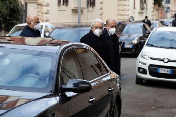 https://www.ragusanews.com/immagini_articoli/30-01-2022/1643568041-mattarella-bimbo-lo-aspetta-sotto-casa-ai-parioli-e-gli-regala-disegno-ft-1-500.jpg
