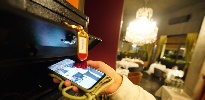 https://www.ragusanews.com/immagini_articoli/30-03-2024/primo-ristorante-tech-free-rinunci-al-cellulare-bottiglia-di-vino-gratis-100.jpg