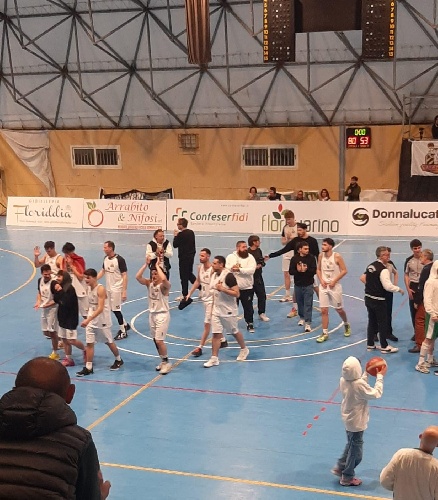 https://www.ragusanews.com/immagini_articoli/30-03-2025/basket-meerkat-scicli-vince-su-priolo-500.jpg