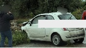 https://www.ragusanews.com/immagini_articoli/30-03-2025/scicli-perde-il-controllo-dell-auto-e-finisce-contro-un-muro-ferita-una-donna-100.jpg