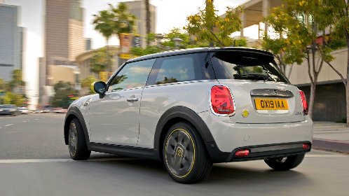 https://www.ragusanews.com/immagini_articoli/30-04-2021/1619814784-se-la-mini-cooper-diventa-elettrica-2-280.jpg