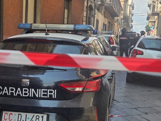 https://www.ragusanews.com/immagini_articoli/30-04-2025/uccide-la-figlia-di-7-mesi-lanciandola-dal-balcone-500.jpg