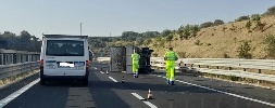 https://www.ragusanews.com/immagini_articoli/30-06-2022/si-ribalta-camion-sulla-siracusa-catania-chiusa-e-riaperta-100.jpg