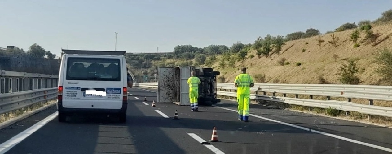 https://www.ragusanews.com/immagini_articoli/30-06-2022/si-ribalta-camion-sulla-siracusa-catania-chiusa-e-riaperta-500.jpg
