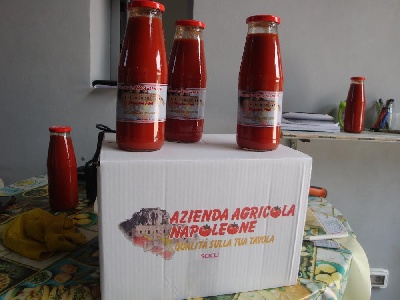 https://www.ragusanews.com/immagini_articoli/30-06-2023/1688123857-un-industria-di-trasformazione-del-pomodoro-a-scicli-3-300.jpg