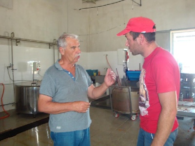 https://www.ragusanews.com/immagini_articoli/30-06-2023/1688123860-un-industria-di-trasformazione-del-pomodoro-a-scicli-4-300.jpg