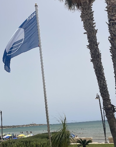 https://www.ragusanews.com/immagini_articoli/30-06-2024/la-bandiera-blu-sventola-su-sampieri-avere-cura-del-creato-500.jpg