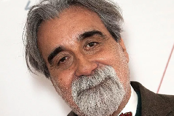 https://www.ragusanews.com/immagini_articoli/30-07-2019/e-da-lontano-si-udi-un-urlo-dirige-il-maestro-beppe-vessicchio-240.png