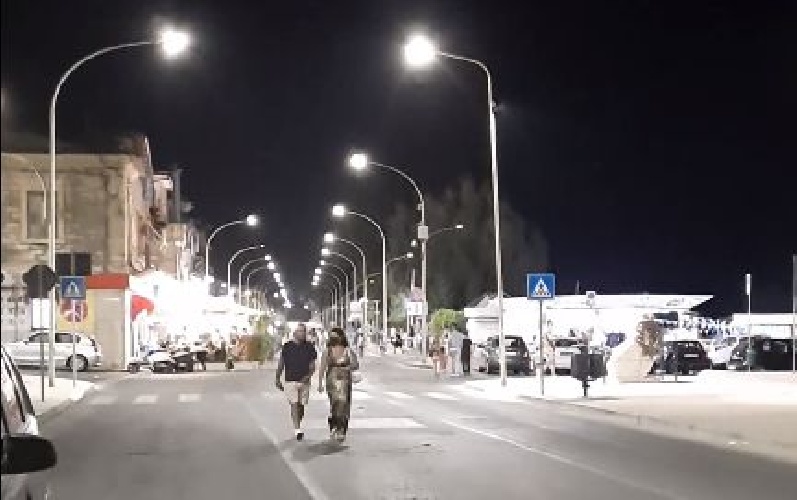 https://www.ragusanews.com/immagini_articoli/30-07-2021/gela-deserta-by-night-sono-tutti-a-marina-di-ragusa-e-scoglitti-video-500.jpg