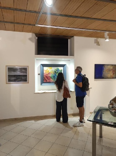 https://www.ragusanews.com/immagini_articoli/30-07-2023/1690743621-la-galleria-koine-scicli-ha-compiuto-20-anni-1-500.jpg