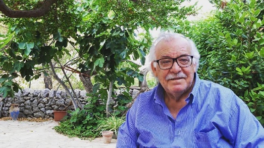 https://www.ragusanews.com/immagini_articoli/30-07-2023/renato-fidone-racconta-il-profumo-di-mare-e-di-infanzia-300.jpg