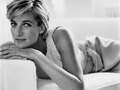 https://www.ragusanews.com/immagini_articoli/30-08-2022/25-anni-senza-lady-diana-gli-scatti-di-mario-testino-300.jpg
