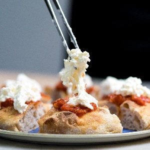 https://www.ragusanews.com/immagini_articoli/30-09-2022/1664527669-gambero-rosso-due-spicchi-per-la-pizza-di-pinsere-di-scicli-2-300.jpg