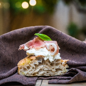 https://www.ragusanews.com/immagini_articoli/30-09-2022/1664527788-gambero-rosso-due-spicchi-per-la-pizza-di-pinsere-di-scicli-4-300.jpg