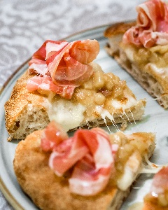https://www.ragusanews.com/immagini_articoli/30-09-2022/1664528247-gambero-rosso-due-spicchi-per-la-pizza-di-pinsere-di-scicli-12-300.jpg