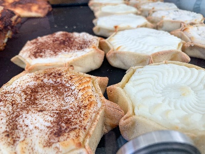 https://www.ragusanews.com/immagini_articoli/30-09-2023/1696076852-ragusa-cannoli-con-ricotta-di-bufala-e-cipolla-di-giarratana-essiccata-1-300.jpg