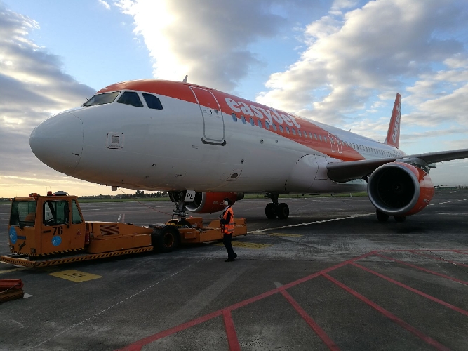 https://www.ragusanews.com/immagini_articoli/30-10-2017/easyjet-potenzia-voli-catania-fontanarossa-milano-malpensa-500.jpg