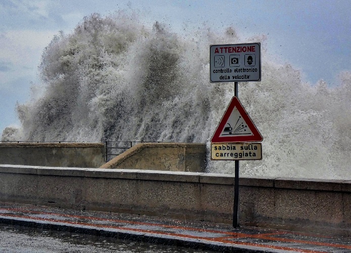 https://www.ragusanews.com/immagini_articoli/30-10-2021/1635602921-mareggiata-a-furci-siculo-onde-giganti-invadono-il-lungomare-foto-video-1-500.jpg