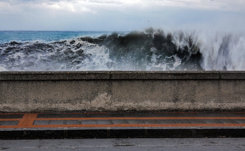 https://www.ragusanews.com/immagini_articoli/30-10-2021/1635602923-mareggiata-a-furci-siculo-onde-giganti-invadono-il-lungomare-foto-video-2-500.jpg