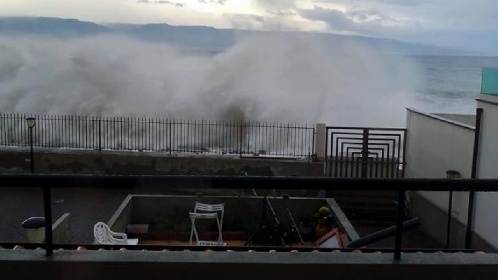 https://www.ragusanews.com/immagini_articoli/30-10-2021/1635602926-mareggiata-a-furci-siculo-onde-giganti-invadono-il-lungomare-foto-video-3-280.jpg