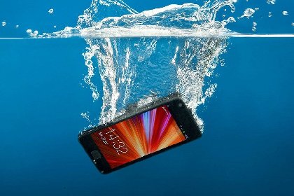 https://www.ragusanews.com/immagini_articoli/30-11-2020/iphone-danneggiati-dall-acqua-10-milioni-di-multa-ad-apple-280.jpg