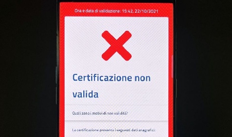 https://www.ragusanews.com/immagini_articoli/30-11-2021/green-pass-bloccato-ai-vaccinati-positivi-attiva-la-black-list-280.jpg