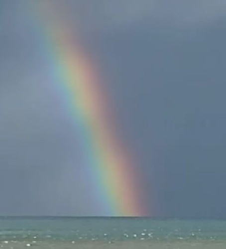 https://www.ragusanews.com/immagini_articoli/30-11-2021/tromba-marina-con-i-colori-dell-arcobaleno-video-500.jpg