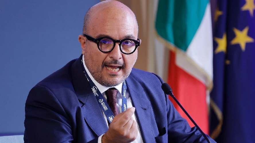 https://www.ragusanews.com/immagini_articoli/30-11-2023/il-ministro-della-cultura-sangiuliano-a-siracusa-500.jpg