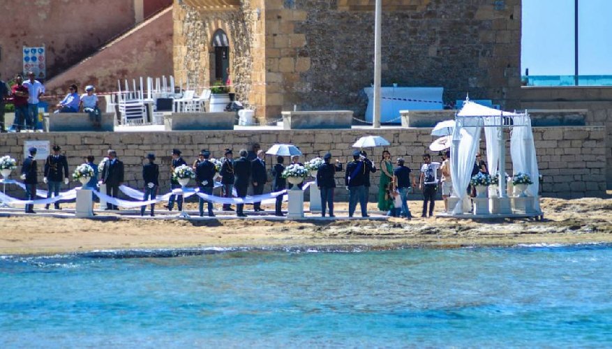 https://www.ragusanews.com/immagini_articoli/31-01-2018/commissario-montalbano-sposa-spiaggia-adotta-bambino-500.jpg