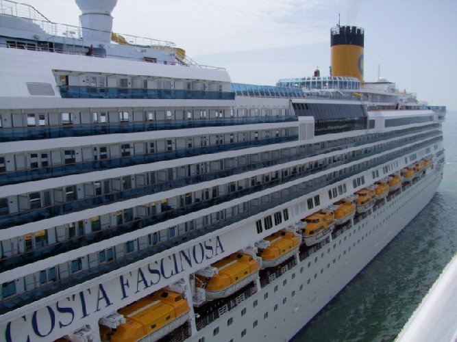 https://www.ragusanews.com/immagini_articoli/31-03-2018/costa-crociere-ritorna-porto-catania-500.jpg