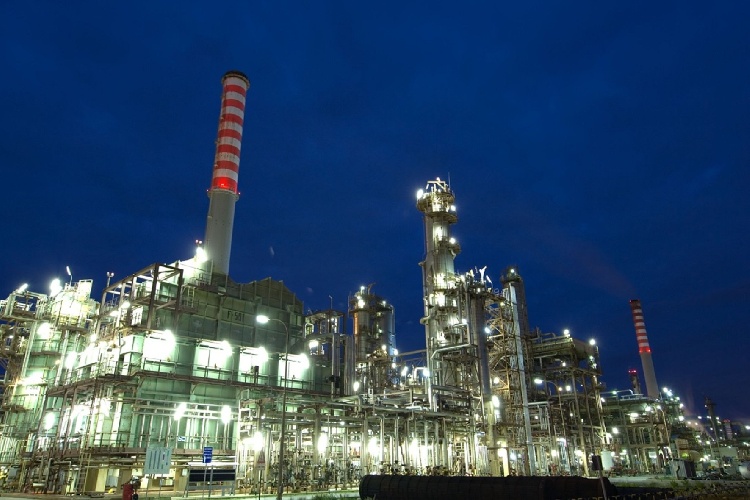 https://www.ragusanews.com/immagini_articoli/31-03-2022/la-piu-grande-raffineria-d-italia-e-della-russa-lukoil-e-si-trova-a-priolo-500.jpg