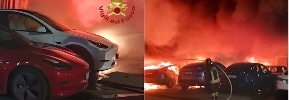 https://www.ragusanews.com/immagini_articoli/31-03-2025/17-tesla-a-fuoco-di-notte-nella-concessionaria-100.jpg