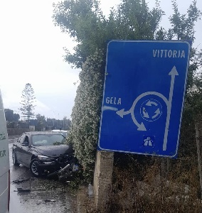 https://www.ragusanews.com/immagini_articoli/31-05-2023/1685538273-auto-contro-moto-muore-vittoriese-37enne-1-300.jpg